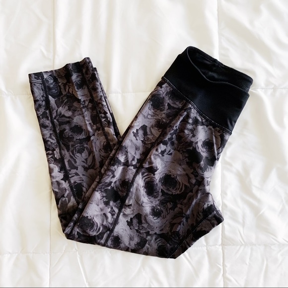 Betsey Johnson Pants - BETSEY JOHNSON! FLORAL CAPRI WORKOUT LEGGINGS!